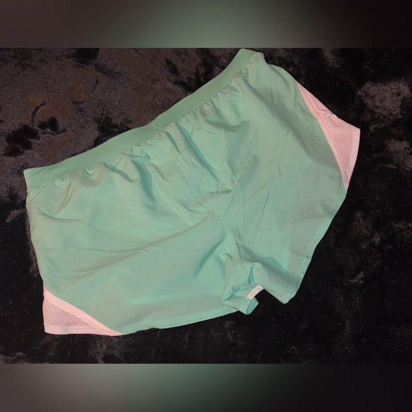 Women’s under armor shorts NWT - Picture 2 of 2
